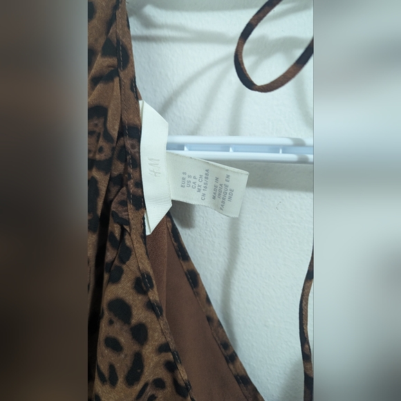 H&M Leopard Print V Neck Peplum Blouse - Picture 3 of 3